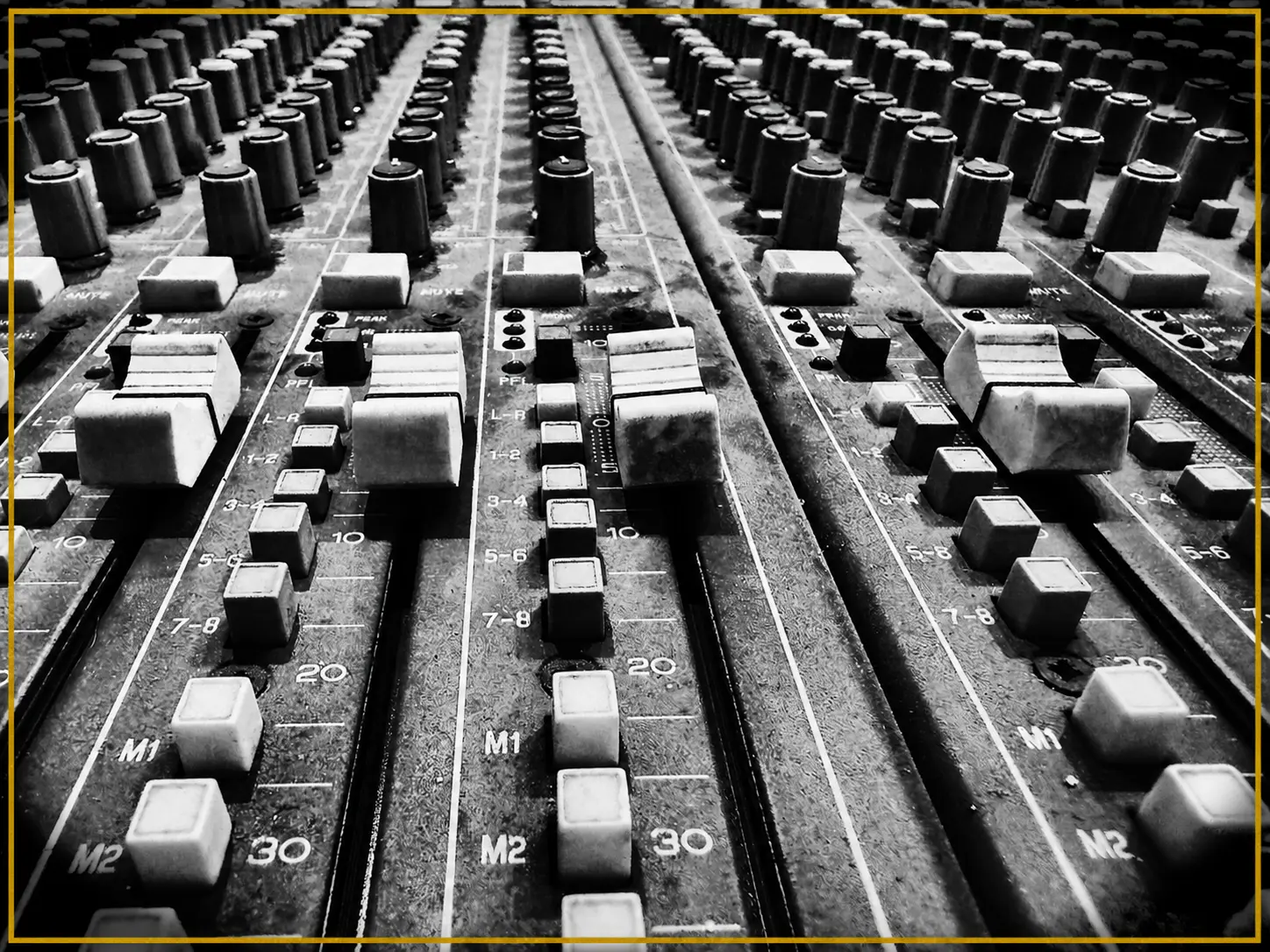 Analog mixing console